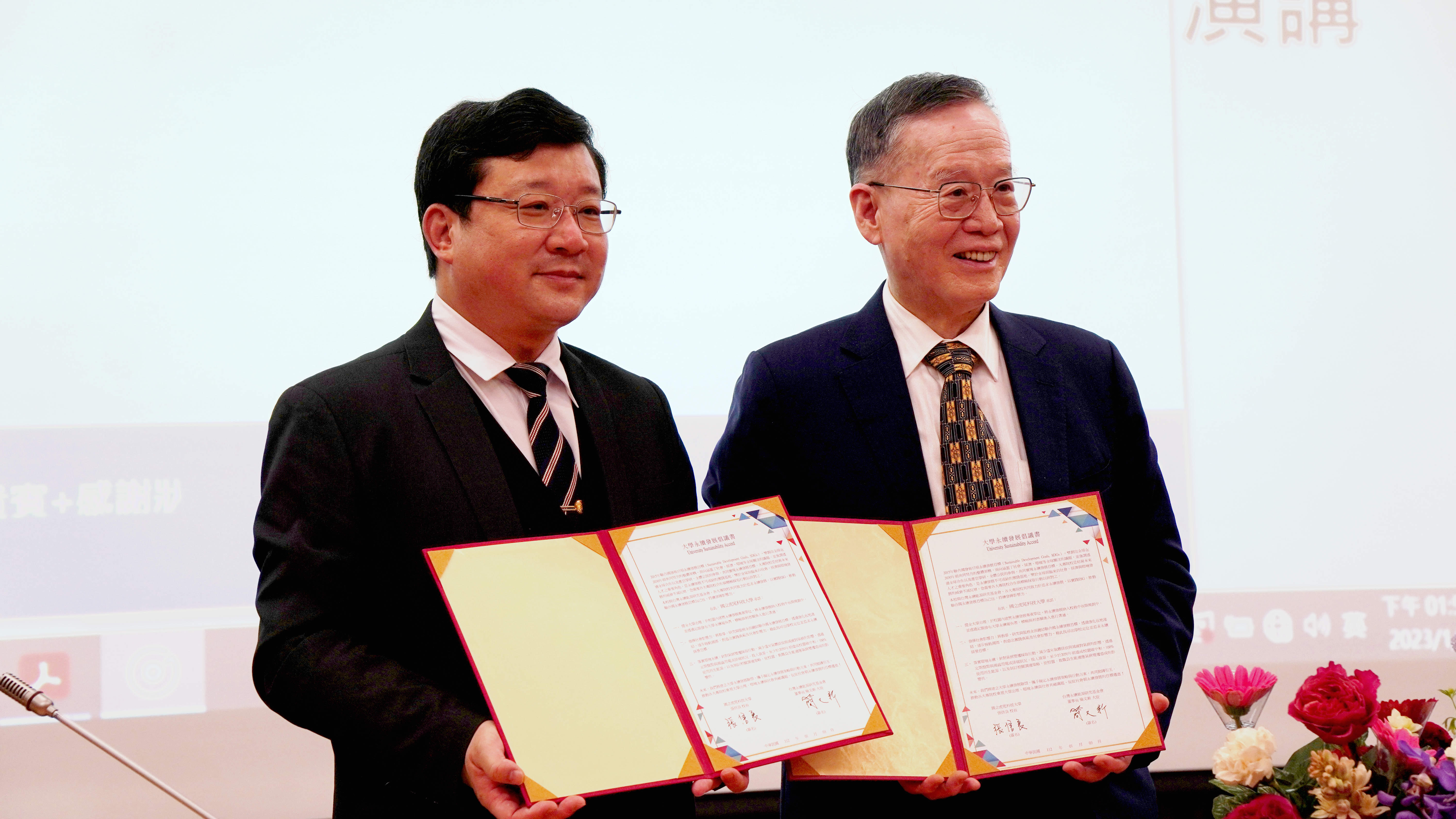 校長張信良（左）與TAISE董事長簡又新代表簽署「大學永續發展倡議書」，宣示落實永續行動。